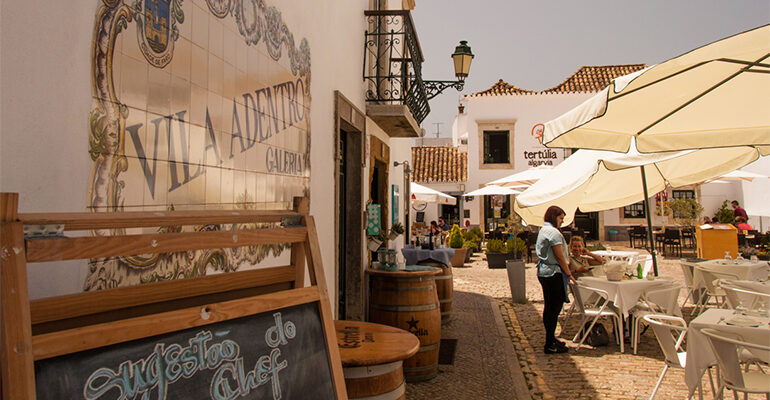 Place centrale de ville avec ses terrasses et restaurants