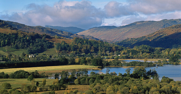 Vus sur un paysage écossais : montagnes, forêt et lac