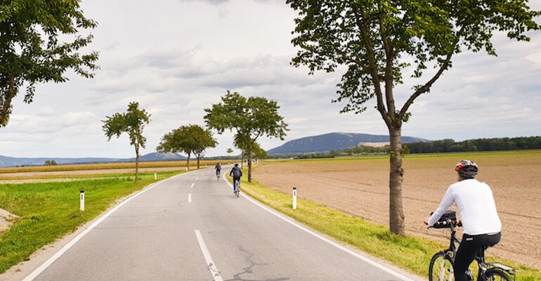 Un groupe de cycliste sur une petite route de campagne