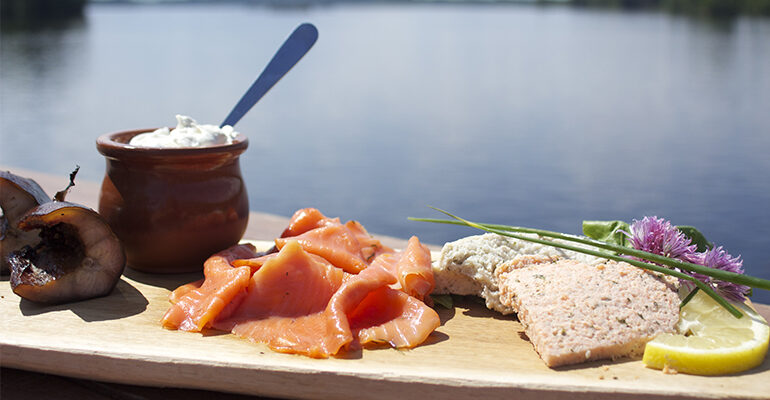 Planches de spécialité culinaire : saumon, rillettes et pain suédois