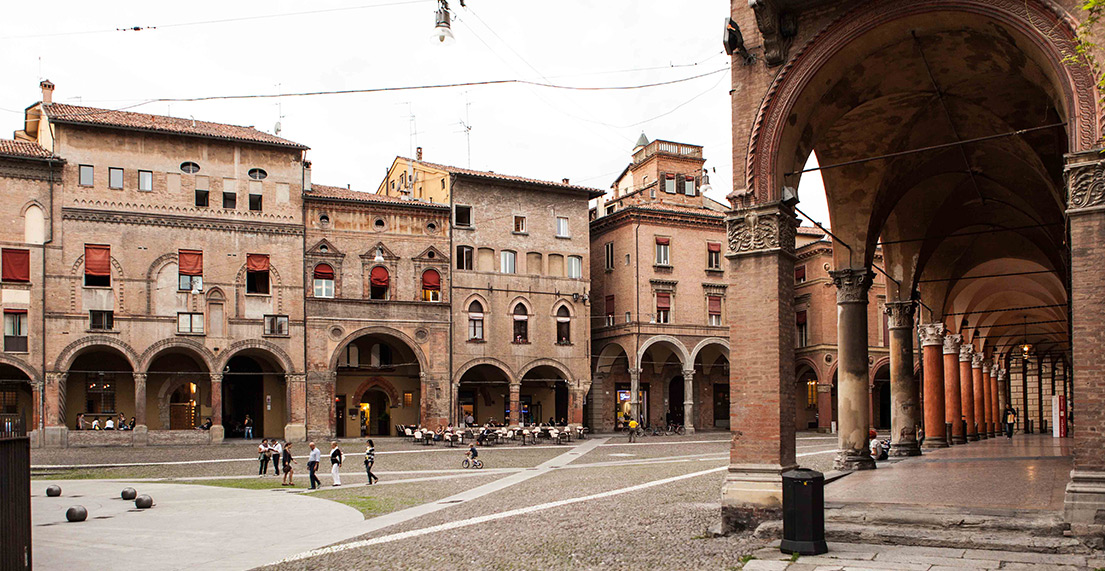 Les rues pavee et batiement oranges et roiges de la ville de Bologne
