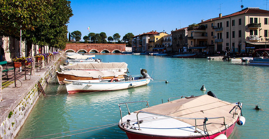 Les petits bateau de pecheurs sur une eau turquoise