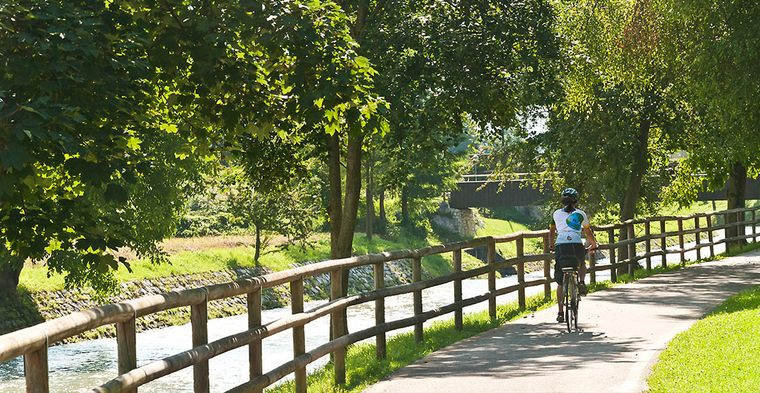 Une cycliste roule sur les chemins tranquilles