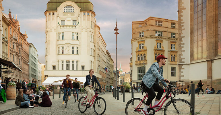 Un groupe de cyclistes dans une belle ville pavée