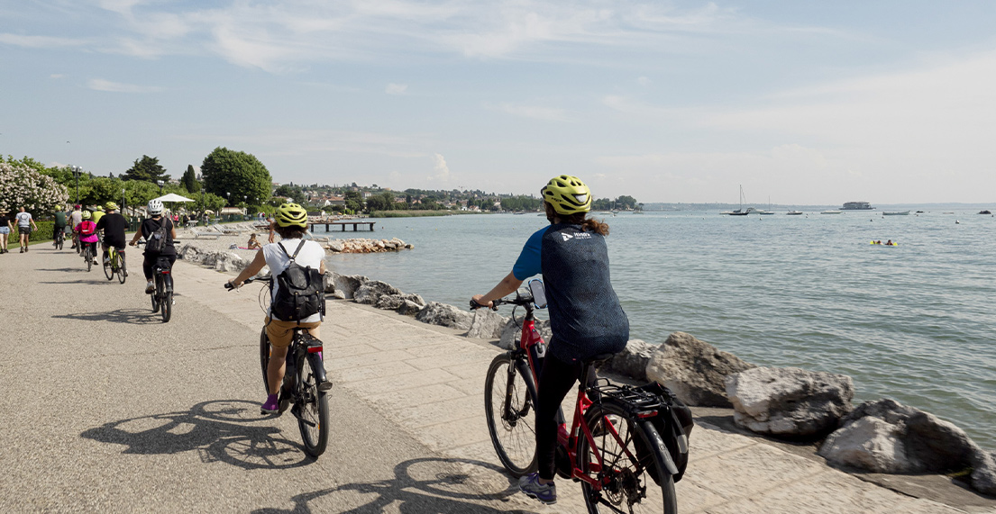Un groupe de cycliste roule le long d'un lac