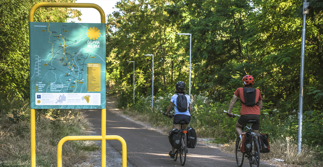 Un couple de cycliste sur la veloroute du soleil