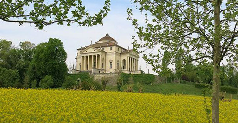 Villa Italienne surplombant un champ de fleurs
