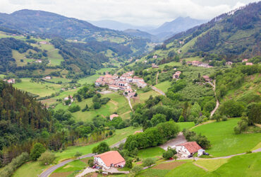 Village dans un paysage montagneux