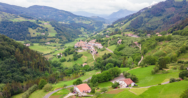 Village dans un paysage montagneux