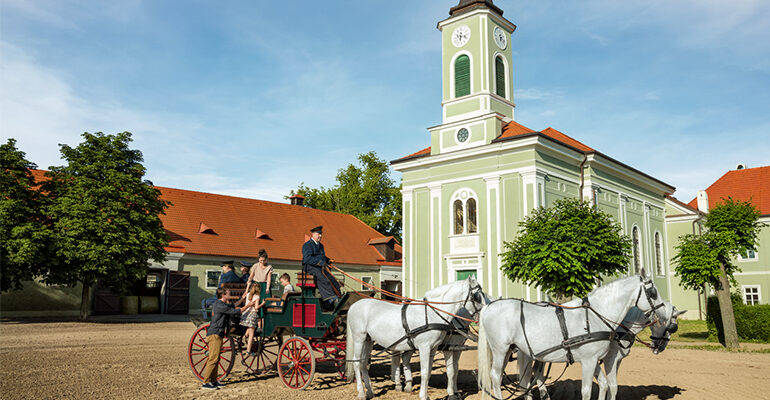 Village typique Tchèque, son église avec une calèches de 4 chevaux