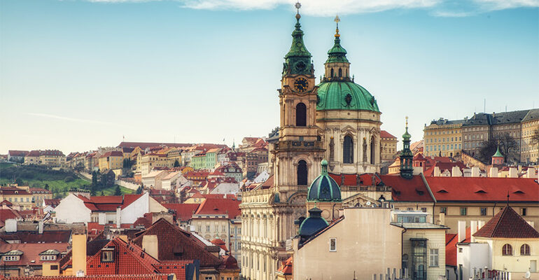 Vue sur la ville de Prague et ses toits rouge
