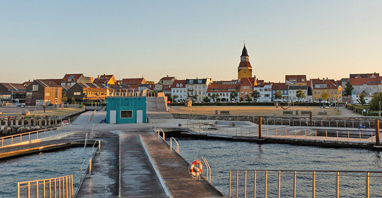 Vue sur une ville côtière colorée