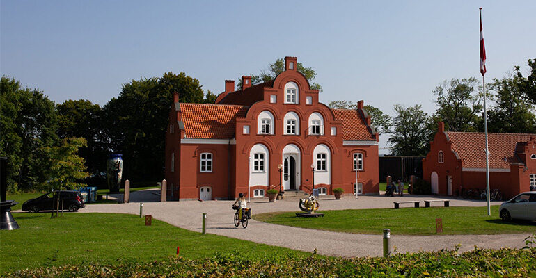 Cycliste dans une ville de briques rouges
