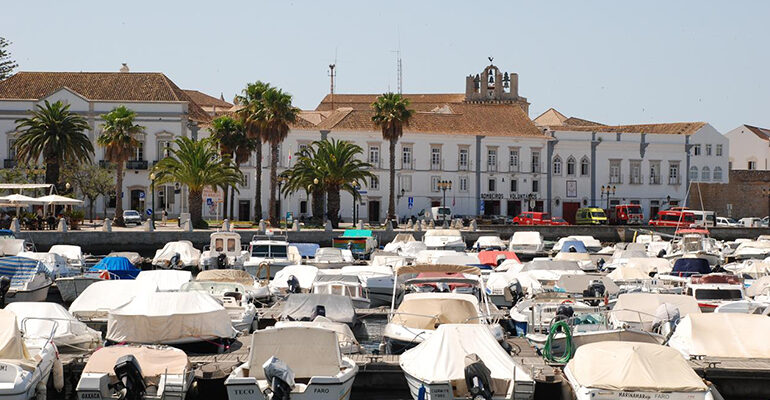 Port de Faro et ses bateaux à moteur