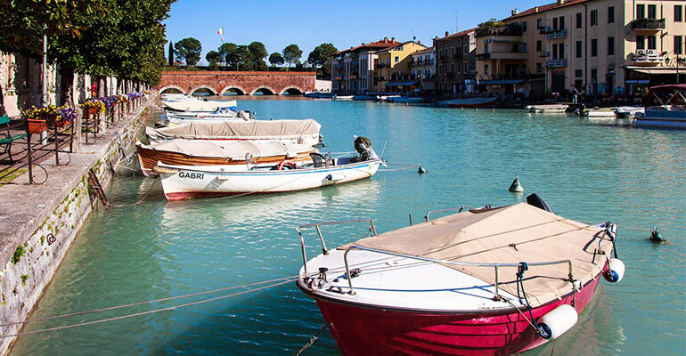 Une petite ville portuaire et ses péniches