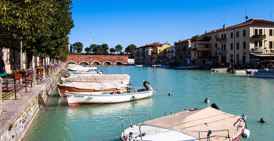 Les petits bateau de pecheurs sur une eau turquoise