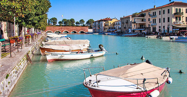 Ville typique portuaires et ses bateaux