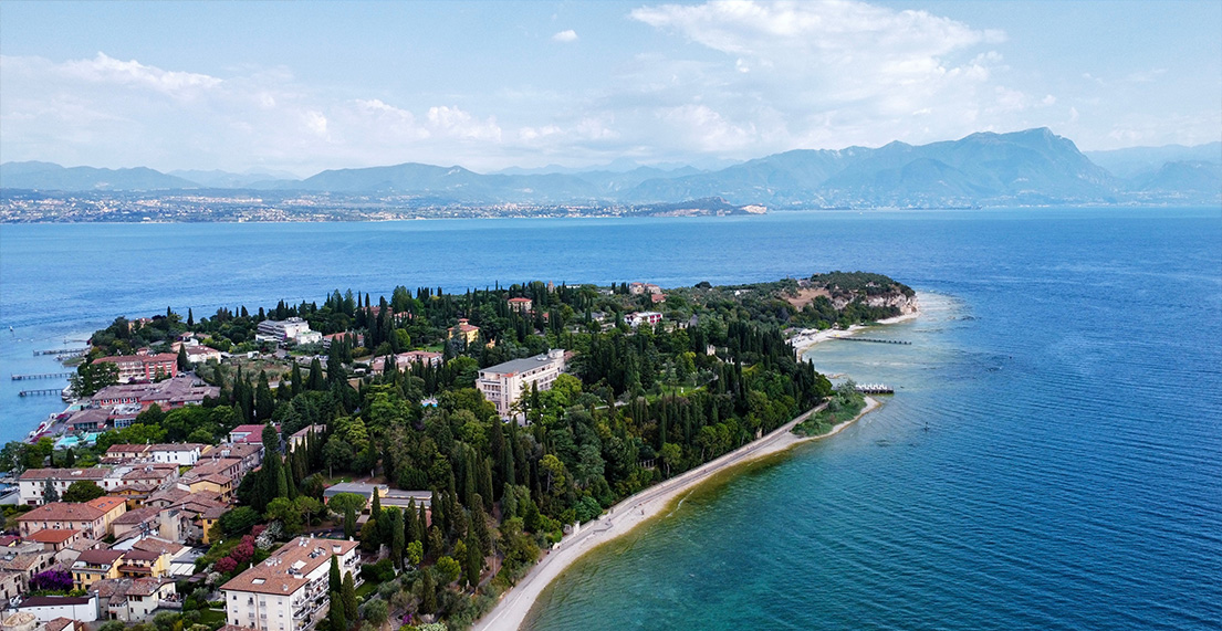 Vue aerienne sur le lac de garde et ses villages environants