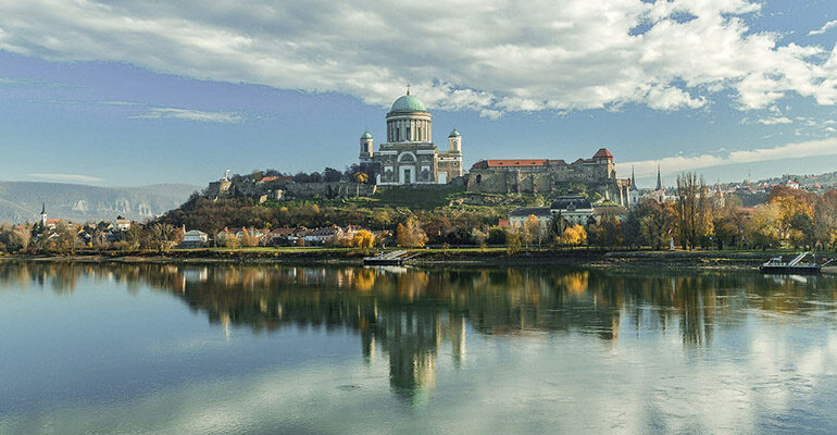 Vue du Danube sur une ville est son imposante église