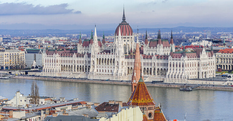 Vue aérienne sur le parlement blanc à toit rouge de Budapest