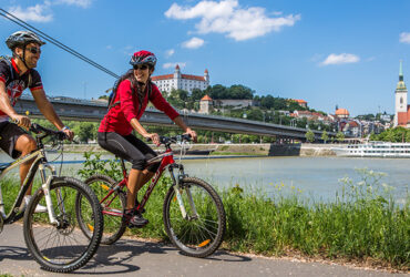 Deux cycliste roulant le long du Danube