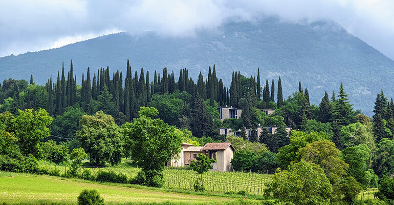 Vue sur un paysage montagnard et forêt Italienne