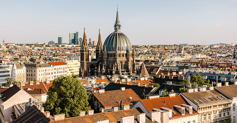 Vue sur les toits de Vienne et sur l'une de ses églises