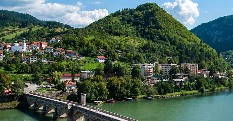 Le Danube, traversé d'un pont qui amène à une petite ville de montagne