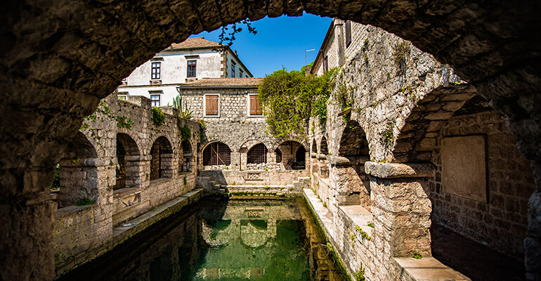 Ancienne ville en pierres et ses arches voutées