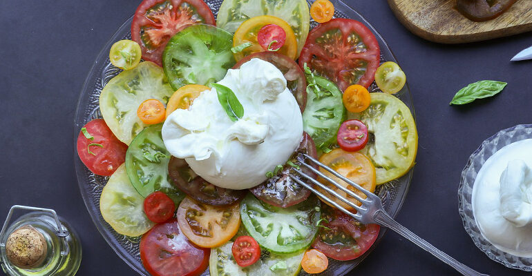 Assiette Italienne composée de tomates et d'une burrata