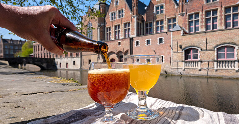 Services de deux bières en bord de rivière