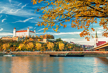 Vue sur Bratislava avec son château et le Danube