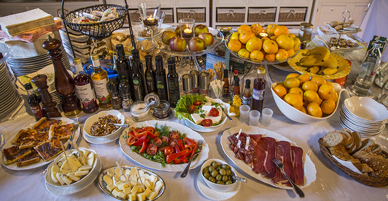 Un buffet garni des plusieurs plats typiques aux influences méditerranéennes