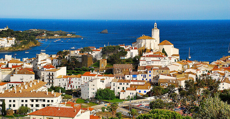 Ville côtière de Cadaqués et ses maisons blanches