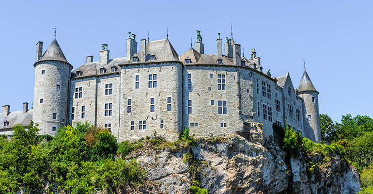 Château de Walzin du haut de sa falaise