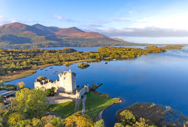 Château entouré de lacs, montagnes et vallées Irlandaises 1