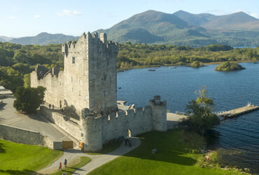 Château de Ross entouré de lacs et montagnes