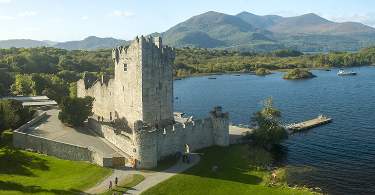 Château de Ross entouré de lacs et montagnes