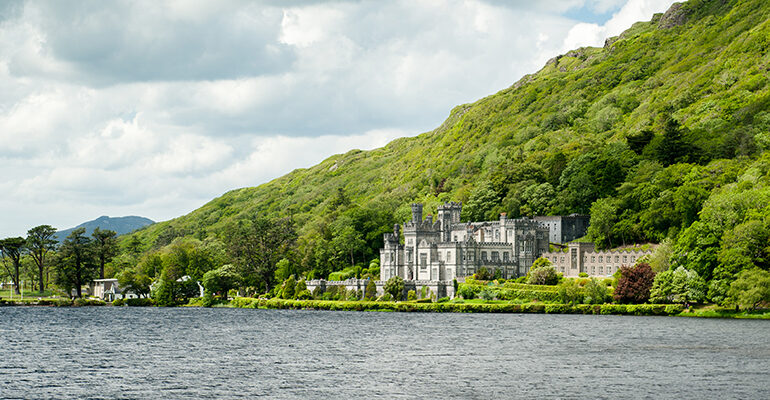 Château entouré au pied d'une montagne et d'un lac