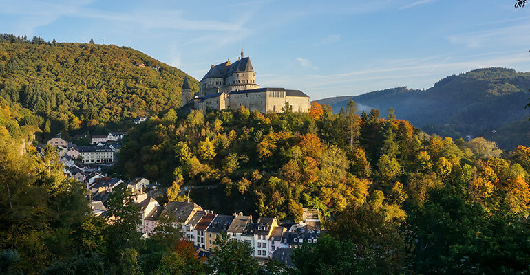 Château perché et son village