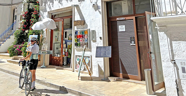 Une cycliste se balade dans les rues blanches d'Italie