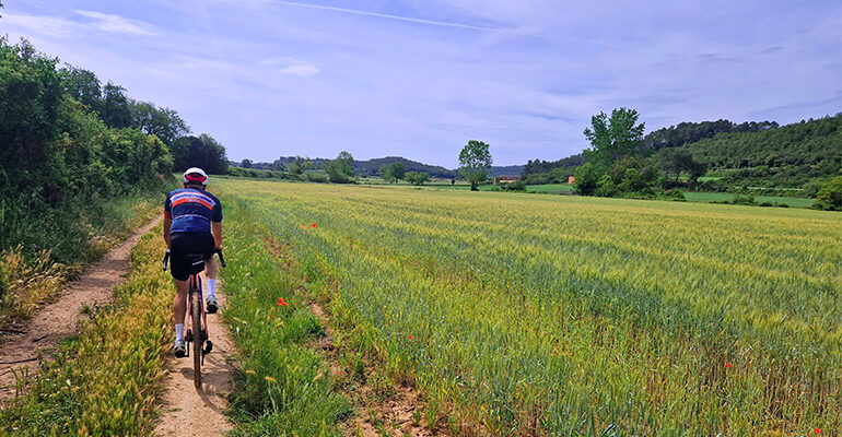 Un cycliste roule sur une route de campagne