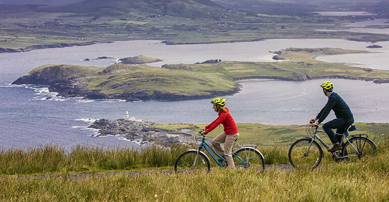 Deux cyclistes roulent le long de la côte