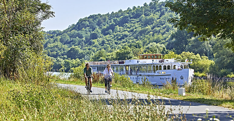 Deux cyclistes roulent le long du Danube