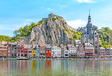 Dinant, ses maisons colorées, son collégial et son fort du haut de la falaise