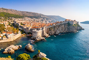 Vue aérienne de Dubrovnik et ses remparts au bord de la mer