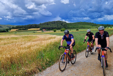 Un groupe de cyclistes roule sur une route campagne en Espagne