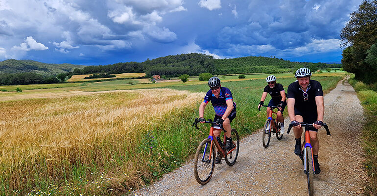 Un groupe de cyclistes roule sur une route campagne en Espagne