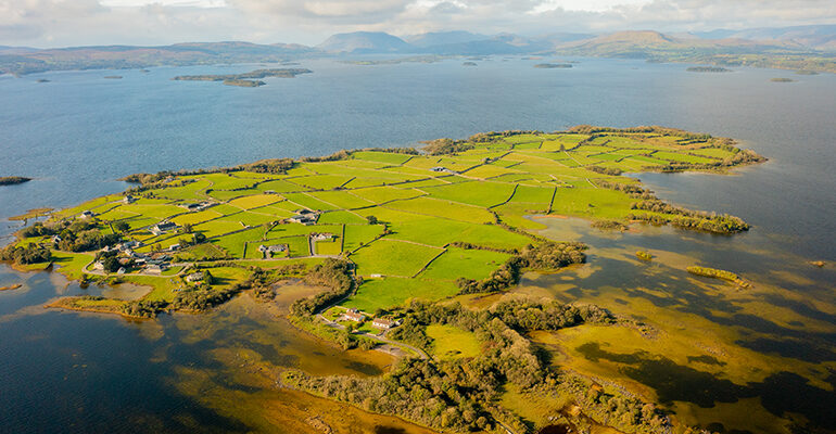 Vue aérienne d'une petite ile verdoyante