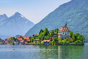 Village sur une presqu'île entourée d'un lac et d'un paysages montagneux Suisse